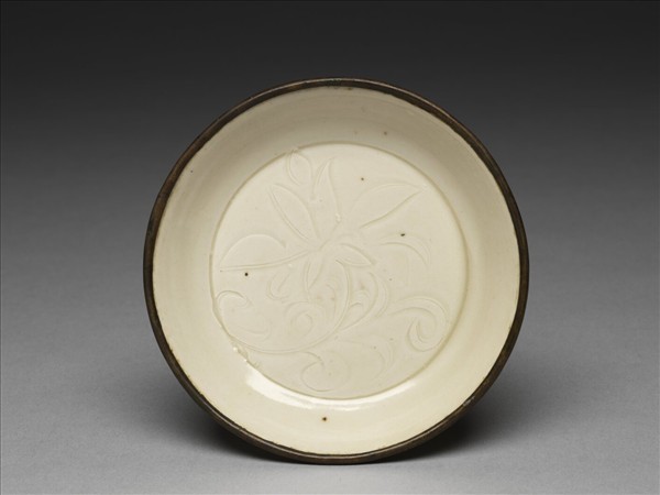 定窯 白瓷劃花蓮花紋碟