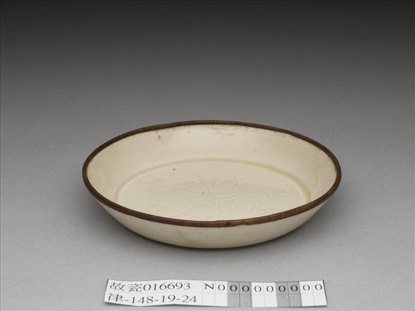 定窯 白瓷劃花蓮花紋碟