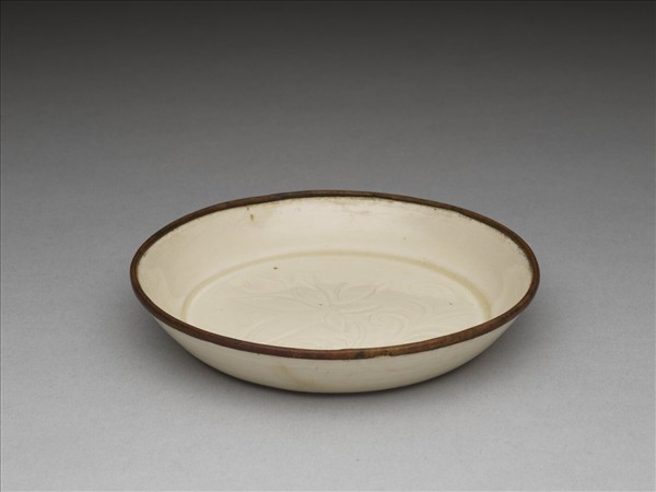 定窯 白瓷劃花蓮花紋碟