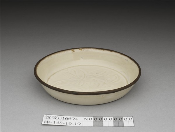 定窯 白瓷劃花蓮花紋碟