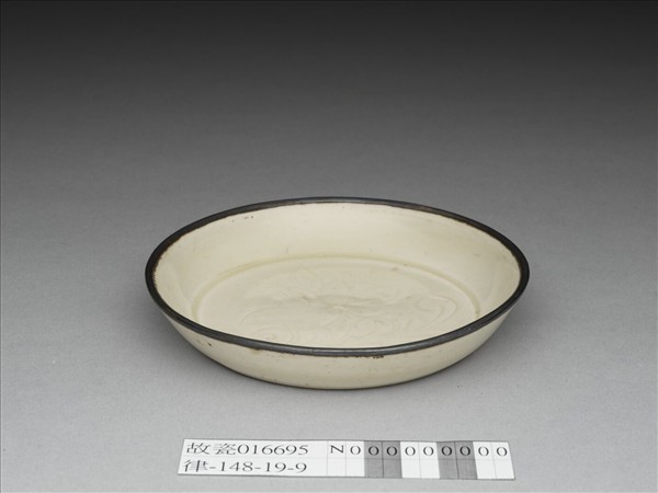 定窯 白瓷劃花蓮花紋碟