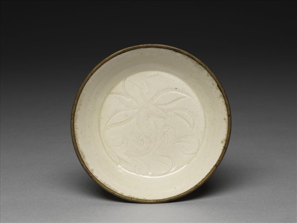 定窯 白瓷劃花蓮花紋碟