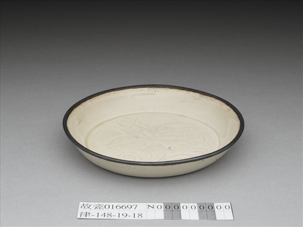 定窯 白瓷劃花蓮花紋碟