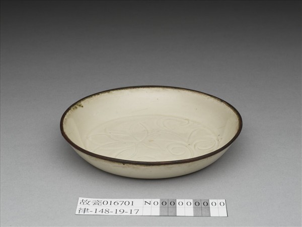 定窯 白瓷劃花蓮花紋碟