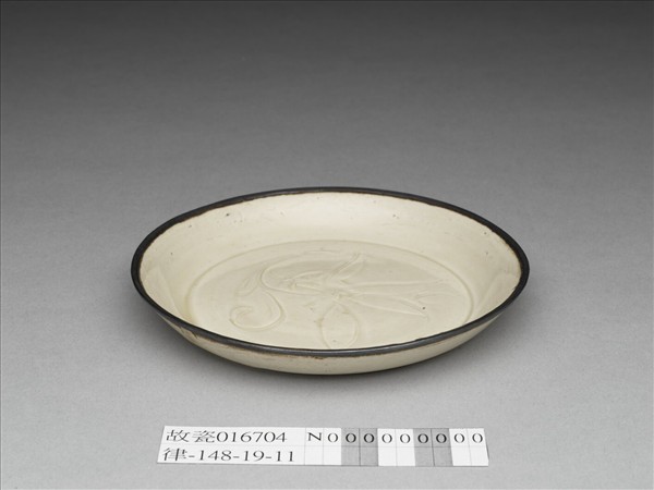 定窯 白瓷劃花蓮花紋碟