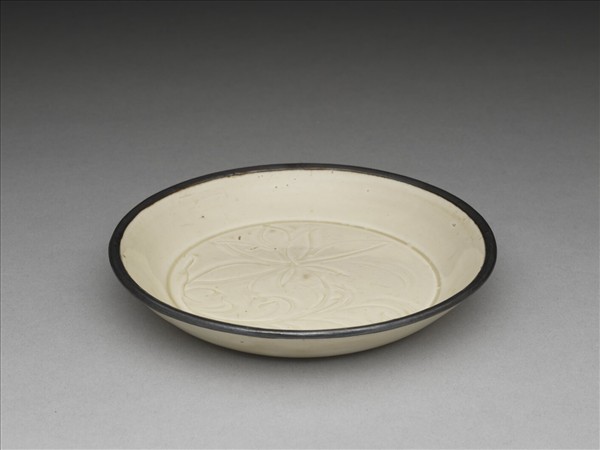 定窯 白瓷劃花蓮花紋碟