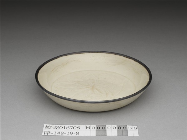 定窯 白瓷劃花蓮花紋碟