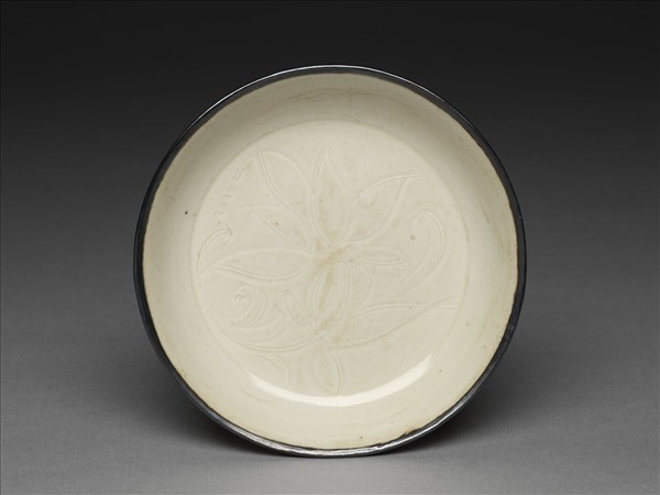 定窯 白瓷劃花蓮花紋碟