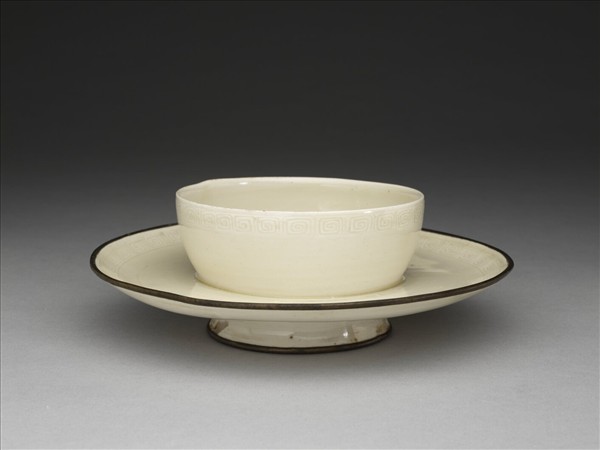 定窯 白瓷劃花回紋盞托