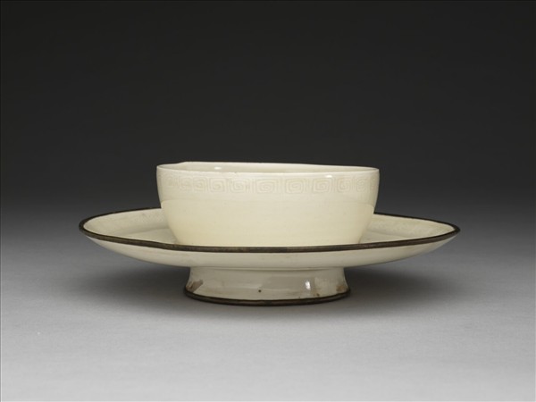 定窯 白瓷劃花回紋盞托