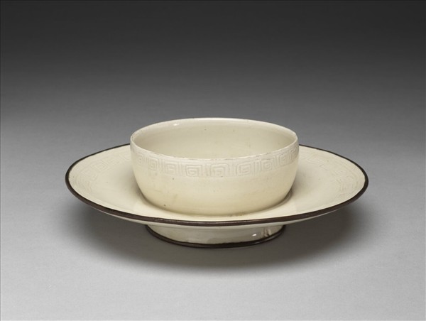 定窯 白瓷劃花回紋盞托