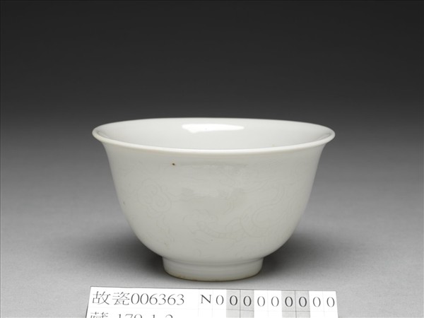 白瓷暗花龍紋碗