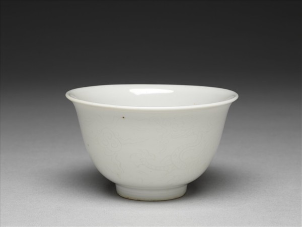 白瓷暗花龍紋碗