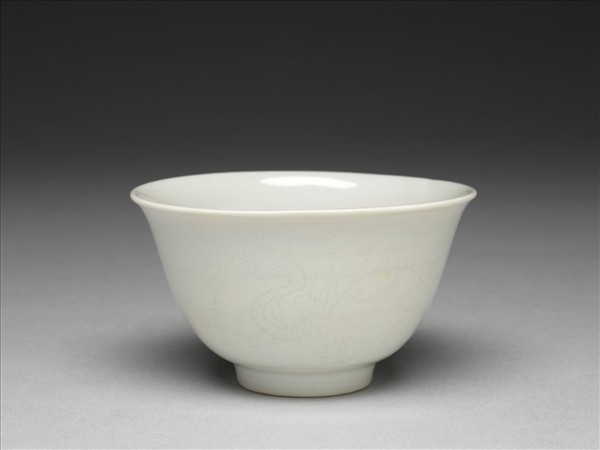 白瓷暗花龍紋碗