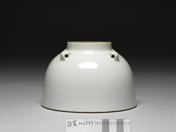 甜白釉劃花菊紋四繫罐