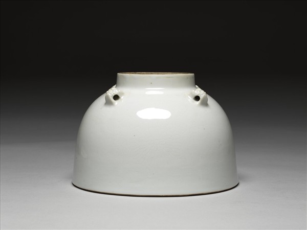 甜白釉劃花菊紋四繫罐