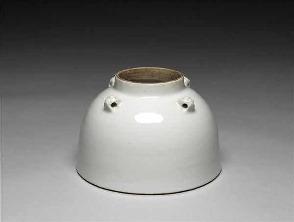 甜白釉劃花菊紋四繫罐