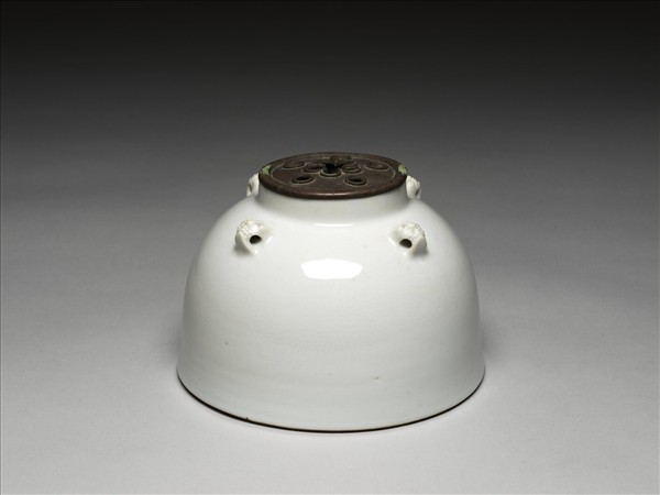 甜白釉劃花菊紋四繫罐