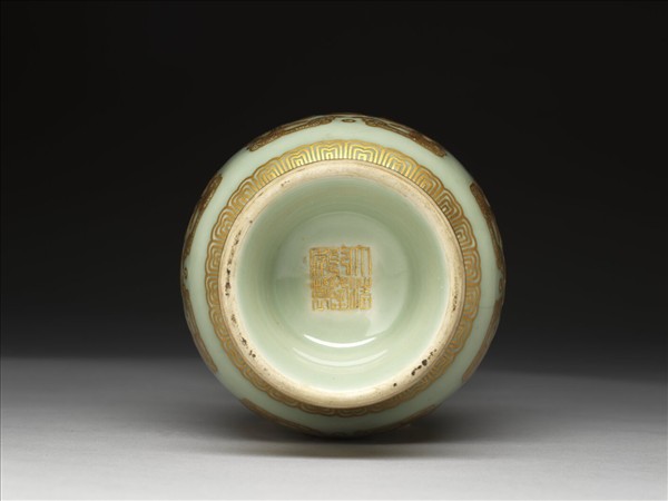 冬青釉描金壽字瓶