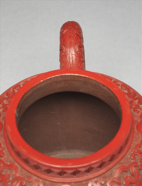 紫砂雕漆雜寶紋壺