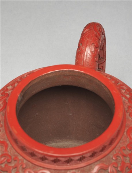 紫砂雕漆雜寶紋壺