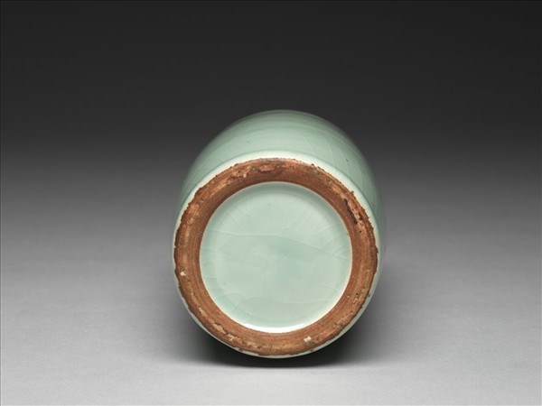 冬青釉獸耳盤口瓶