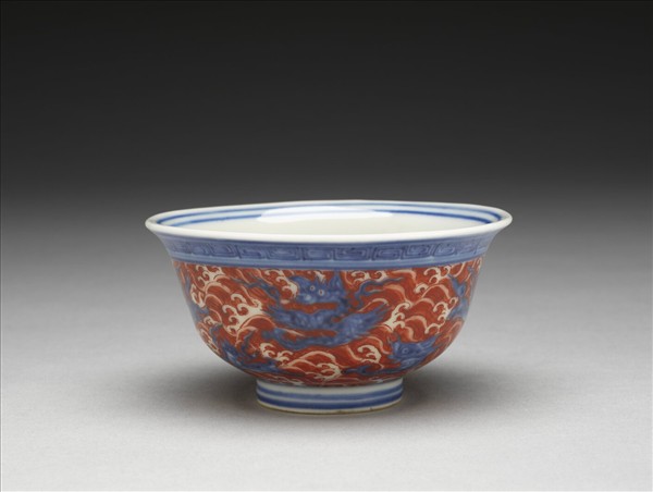 青花描紅海獸紋碗