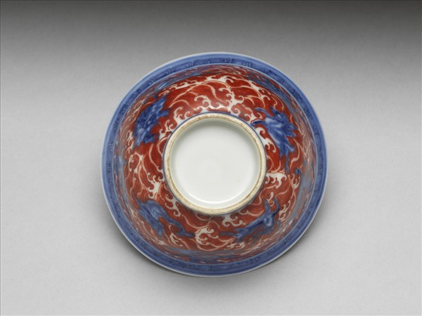 青花描紅海獸紋碗