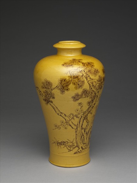 黃釉赭墨歲寒三友圖瓶