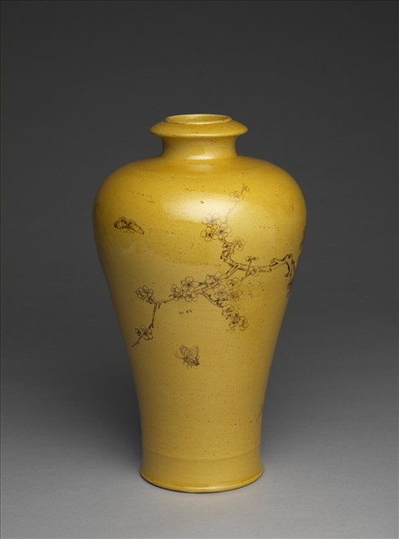 黃釉赭墨歲寒三友圖瓶