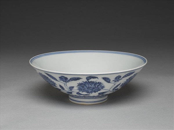 青花纏枝番蓮紋碗
