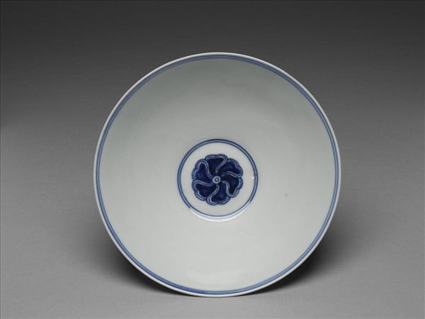 青花纏枝番蓮紋碗