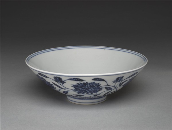 青花纏枝番蓮紋碗