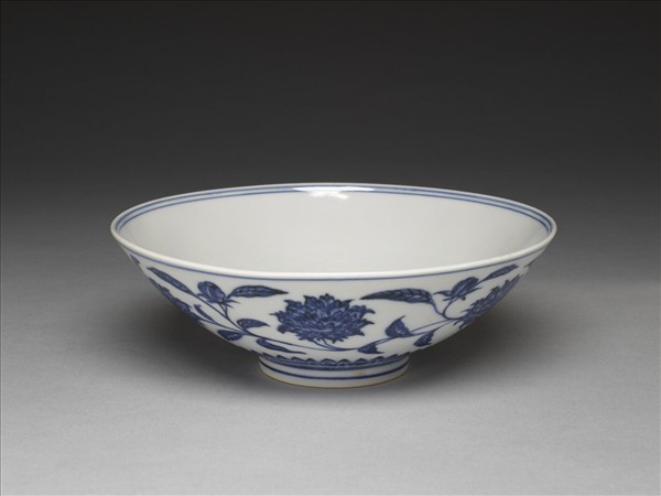 青花纏枝番蓮紋碗