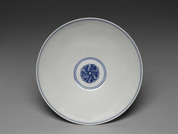 青花纏枝番蓮紋碗