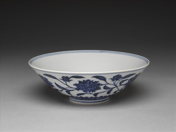 青花纏枝番蓮紋碗