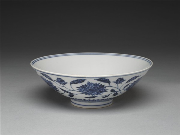 青花纏枝番蓮紋碗