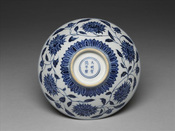 青花纏枝番蓮紋碗