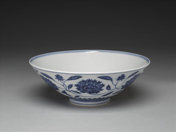 青花纏枝番蓮紋碗
