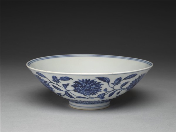 青花纏枝番蓮紋碗