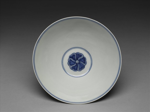 青花纏枝番蓮紋碗