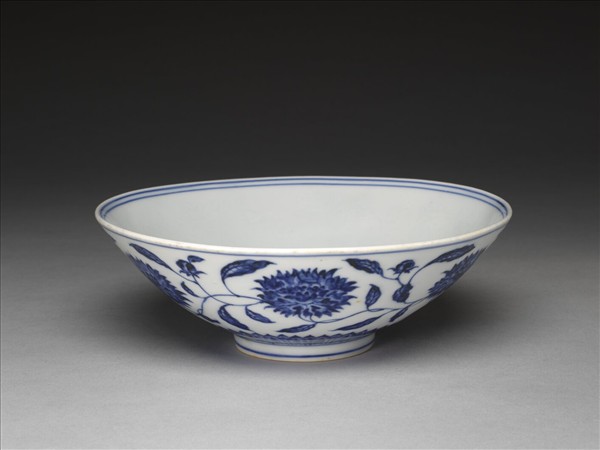 青花纏枝番蓮紋碗