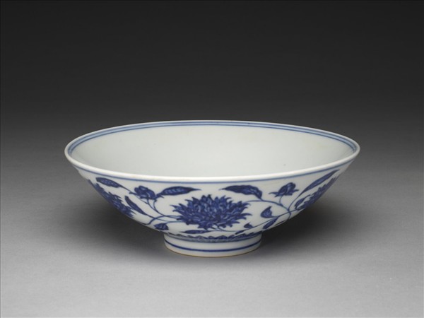 青花纏枝番蓮紋碗