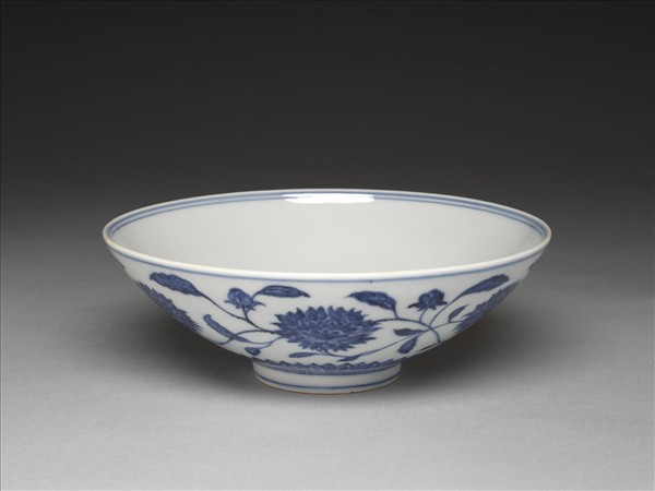 青花纏枝番蓮紋碗