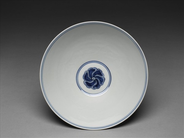 青花纏枝番蓮紋碗