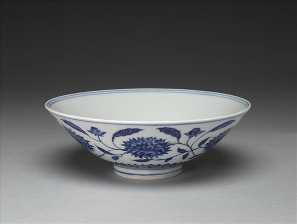青花纏枝番蓮紋碗