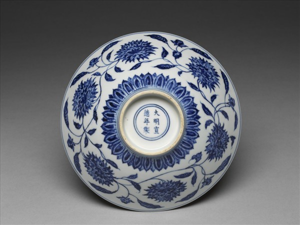 青花纏枝番蓮紋碗