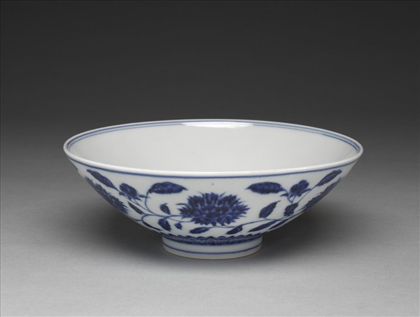 青花纏枝番蓮紋碗