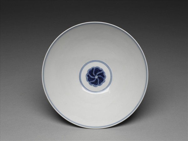 青花纏枝番蓮紋碗