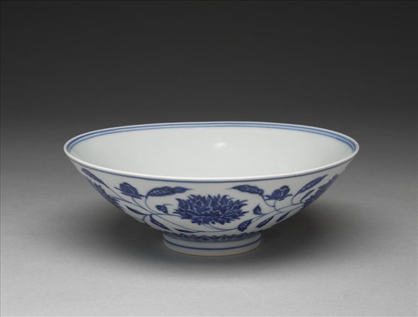青花纏枝番蓮紋碗